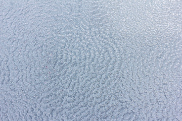 Frost auf einer Oberfläche aus Glas