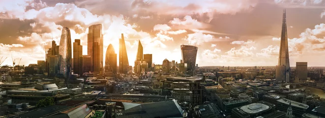 Foto auf Acrylglas Londoner City bei Sonnenuntergang. Moderne Wolkenkratzer des Finanzbereichs. Großbritannien, 2019 © IRStone