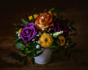 Blumenstrauß auf dem Holztisch