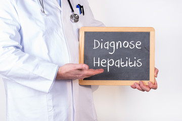 Arzt mit einer Tafel auf der Diagnose Hepatitis steht