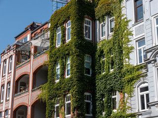 Fassade eines Altbaugebäudes in Kiel, Deutschland