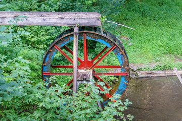 Mühlrad mit Wasserrinne