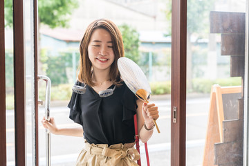 ハンズフリー扇風機を使う若い女性