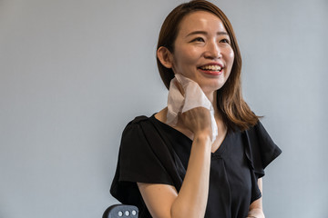 ハンズフリー扇風機を使う若い女性
