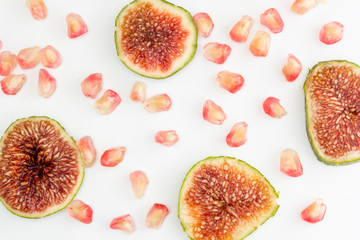 composición de higo y semillas de granada sobre fondo blanco