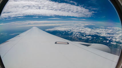 Fototapeta na wymiar 飛行機の窓から見た大阪市の風景