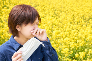 花粉症で鼻水が出る女性