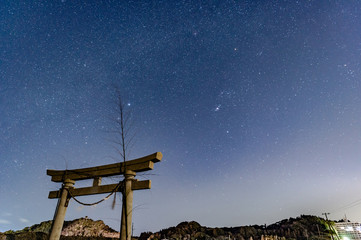 千葉県九十九里の満天の星空と大きな鳥居