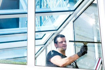 fensterputzer reinigt einen wintergarten