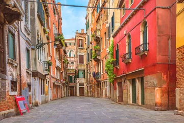  Kleurrijke huizen in de oude middeleeuwse straat in Venetië, Italië © samael334