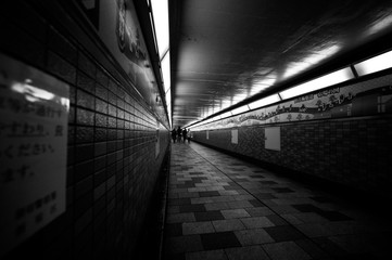 東京都新宿区の線路の下を通る連絡通路