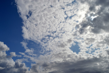 Nubes en cielo azul