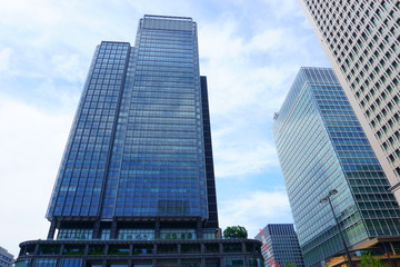 Obraz premium Tall buildings located in Chiyoda's Marunouchi business district