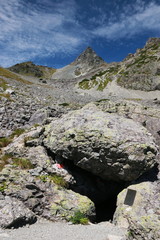 北アルプス　槍沢登山道から　坊主の岩小屋と槍ヶ岳