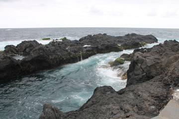 Meeresschwimmbad zwischen Felsen in Garachico