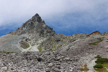 北アルプス　槍沢登山道から槍ヶ岳を仰ぎ見る