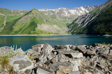 Un paysage de montagne avec un lac. Les Alpes françaises.