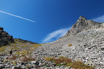 北アルプス　槍沢登山道から飛行機雲と槍ヶ岳を仰ぎ見る