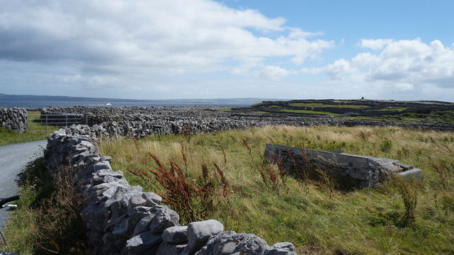 Historische Steinmauern auf Irland