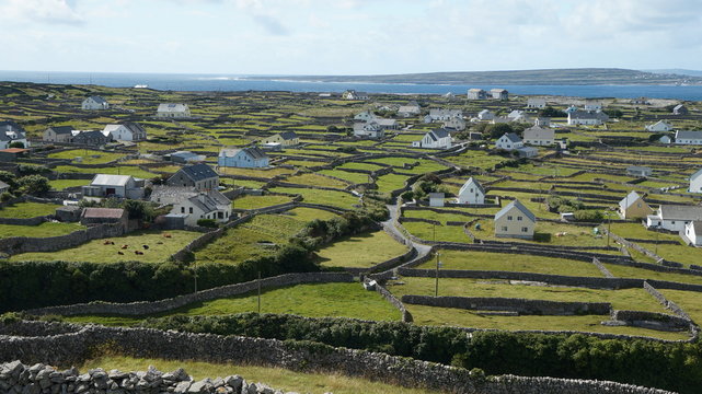 Irland mit gr&uuml;ner Landschaft und einer kleinen Siedlung