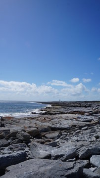 Meer auf Irland mit felsiger K&uuml;ste