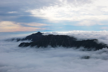 北アルプス　槍ヶ岳山頂からの風景　雲海に浮かぶ笠ヶ岳と白山遠景