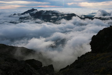 北アルプス　槍ヶ岳山頂からの風景　雲海に浮かぶ笠ヶ岳と白山遠景