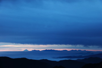 北アルプス　槍ヶ岳山頂からの風景　富士山、南アルプス遠景