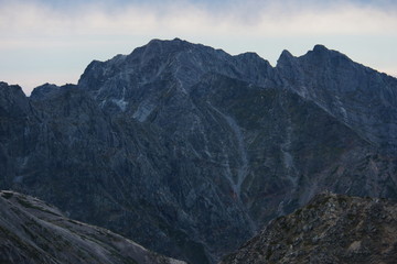 北アルプス　槍ヶ岳山頂からの風景　穂高連峰への縦走路を望む