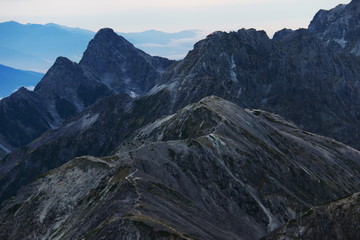 Fototapeta na wymiar 北アルプス　槍ヶ岳山頂からの風景　穂高連峰への縦走路を望む