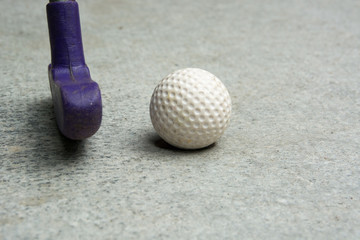 Minigolf Ball mit Minigolf Schläger