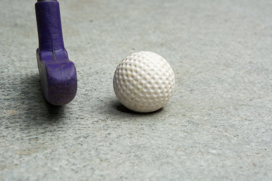 Minigolf Ball mit Minigolf Schl&auml;ger