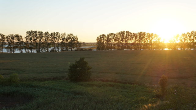 Sonnenuntergang mit sch&ouml;ner Landscjaft