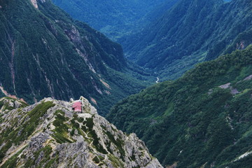 北アルプス　槍ヶ岳山頂からの風景　ヒュッテ大槍越しに槍沢を俯瞰する