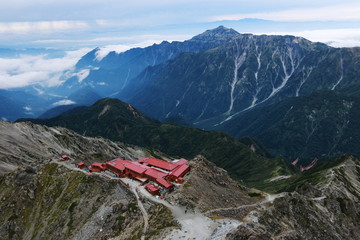 北アルプス　槍ヶ岳山頂からの風景　槍ヶ岳山荘と笠ヶ岳遠景