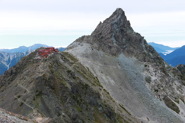 北アルプス　大喰岳山頂からの風景　槍ヶ岳山荘と槍ヶ岳の穂先を望む