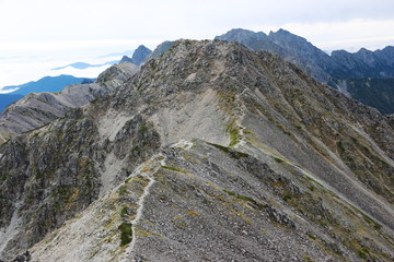 北アルプス　大喰岳山頂からの風景　中岳、南岳越しに穂高連峰への縦走路を望む