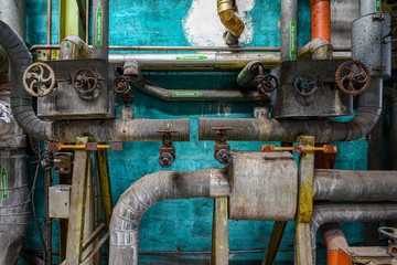 Tuyaux et vannes dans un usine sur un fond bleu