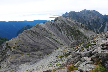 北アルプス　中岳山頂からの風景　南岳越しに穂高連峰への縦走路を望む