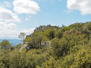 Montée vers le Gros Bessillon par la route de la crête bordée par de gros rochers dont la Roche...