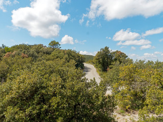 Le massif du Gros Bessillon dans le Var par la route de crête en lacé bordée de garrigues