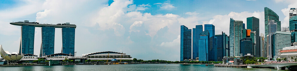 Fototapeta na wymiar View of Singapore skyline with urban buildings over water