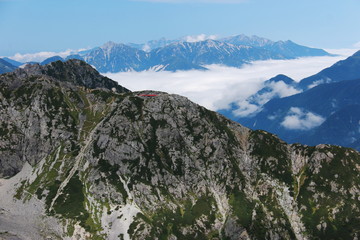 北アルプス　槍穂高連峰　中岳南岳縦走路からの風景　ヒュッテ大槍越しの後立山連峰遠景