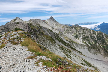 Fototapeta na wymiar 北アルプス　槍穂高連峰　中岳南岳縦走路からの風景　中岳大喰岳越しに槍ヶ岳を望む