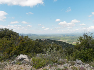 Paysage de Provence. Vue sur les Alpes de Haute-Provence, vallons et collines depuis le chemin de crête vers le Gros Bessillon
