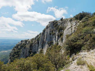 Le massif du Gros Bessillon dans le Var par la route de crête. Enormes Rochers précédant à La...