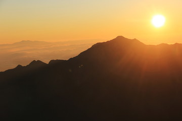 北アルプス　槍穂高大キレット縦走　南岳からの風景　夕陽と笠ヶ岳