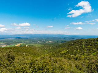 Naklejka premium Paysage de Provence. Vue sur les Alpes de Haute-Provence, vallons et collines depuis le chemin de crête vers le Gros Bessillon