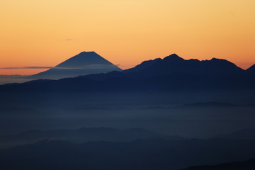北アルプス　南岳山頂からの風景　朝焼けに映える富士山、南アルプス遠景