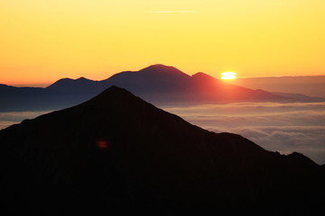 北アルプス　南岳山頂からの風景　常念岳越しの浅間山からの日の出